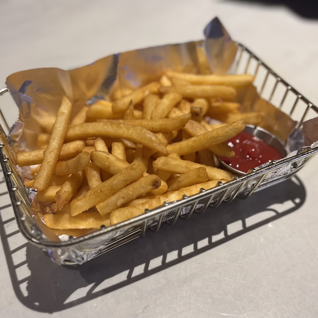 Regular Fries (감자 튀김).