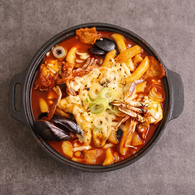 Seafood Tteokbokki (해물 떡볶이).